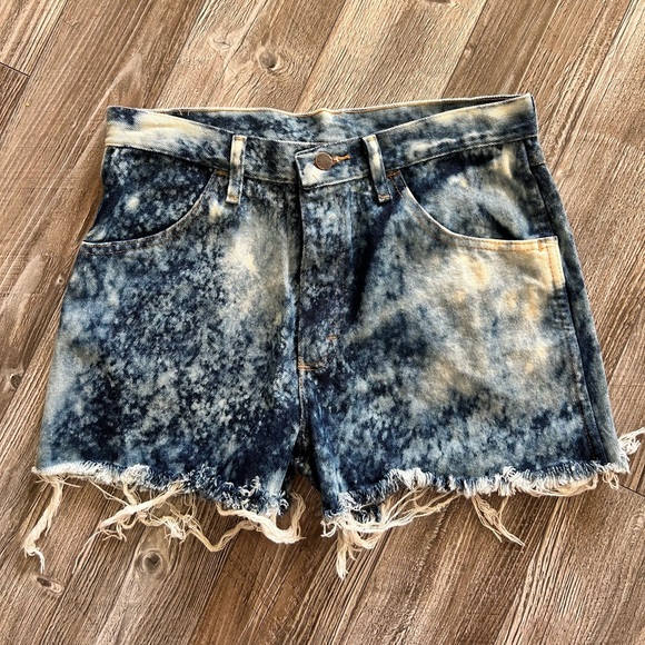 Hand distressed and bleached shorts - Picture 2 of 2